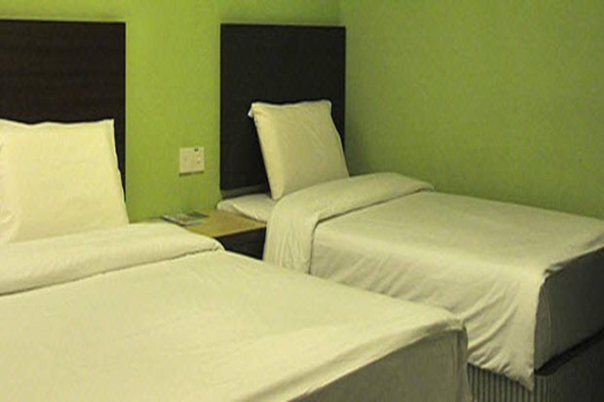 Golden Bay Hotel Malacca Bagian luar foto
